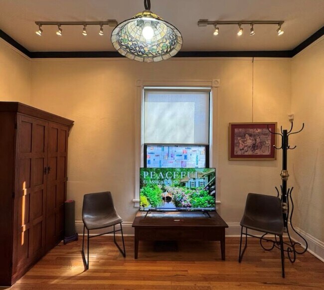 Building Photo - Historic Home 2 Bedroom +office 2 Baths, and Off street Parking