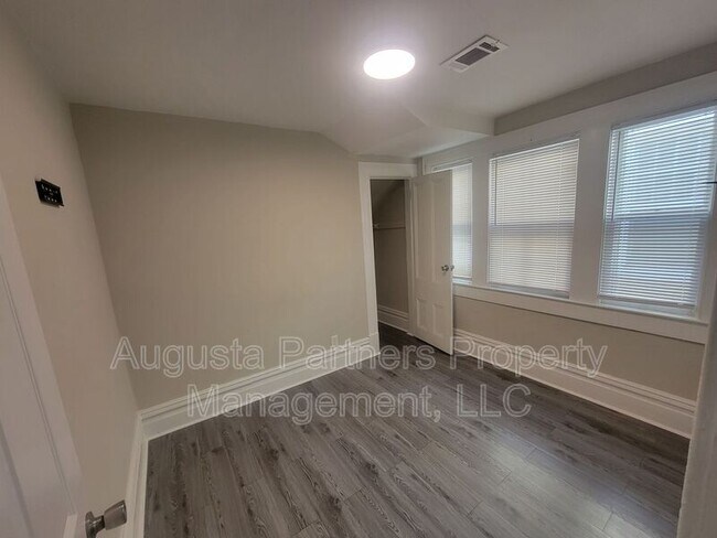 Building Photo - 323.5 Ellis St