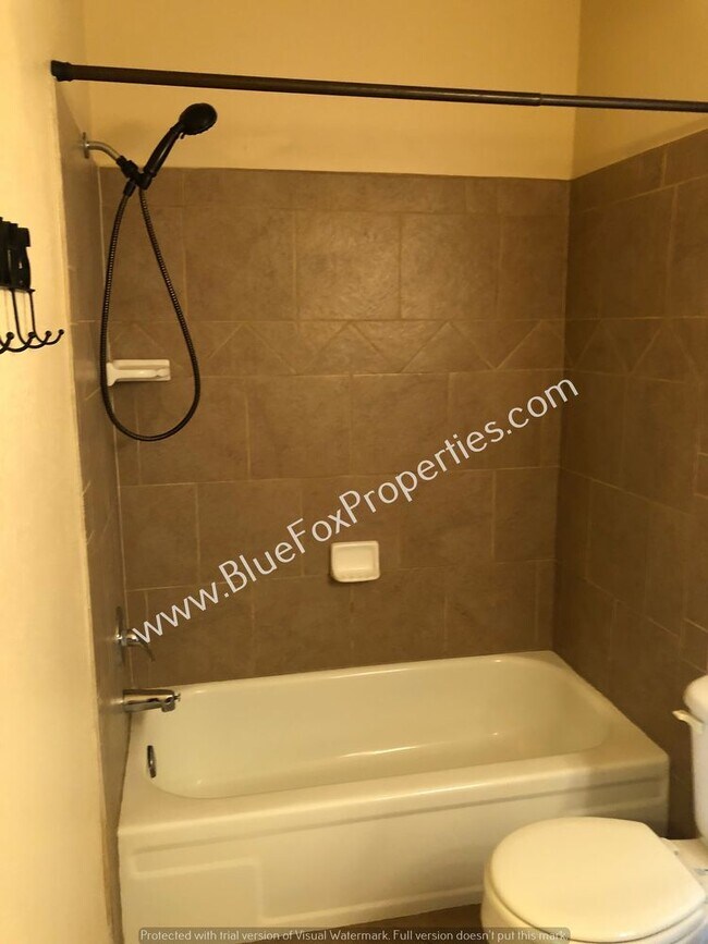 Building Photo - 3357 N Country Club Rd