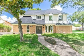 Building Photo - 15202 La Paloma Dr