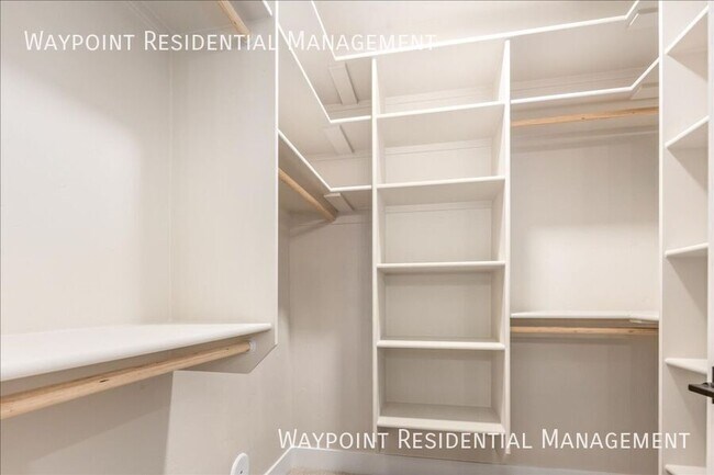 Building Photo - 1704 E Cutgrass Ln