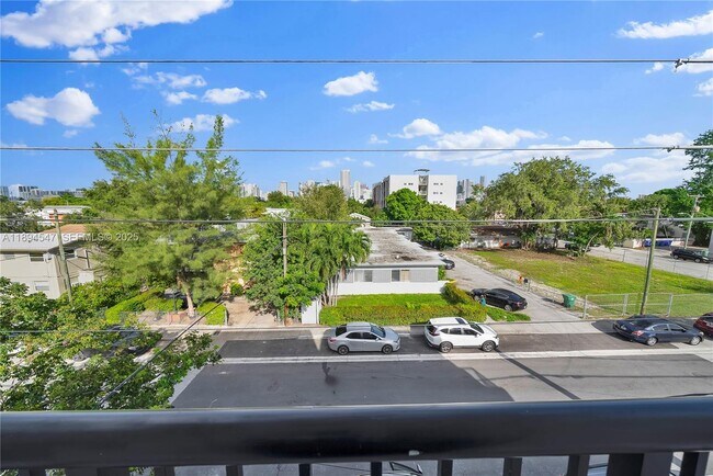 Building Photo - 530 SW 11th Ave