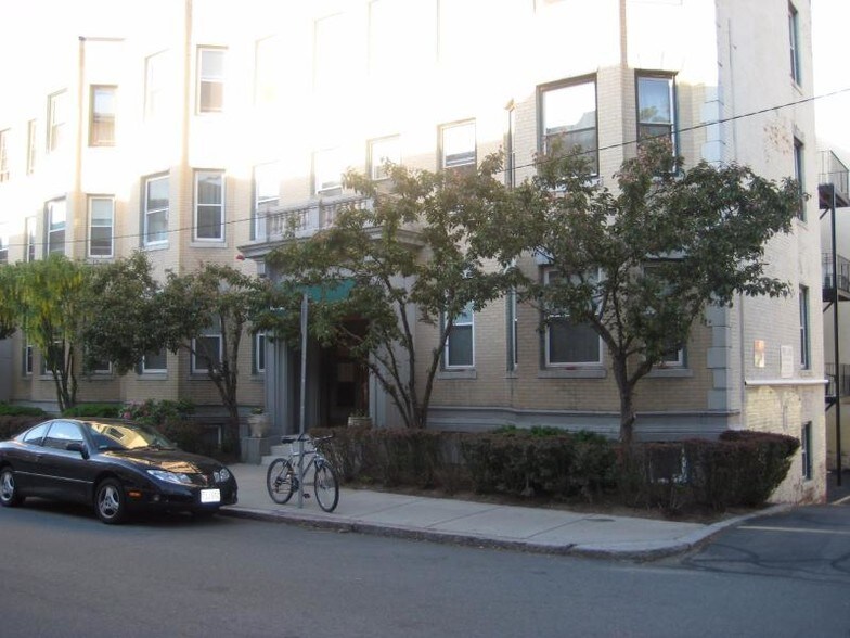 Building Photo - 92 Gordon St