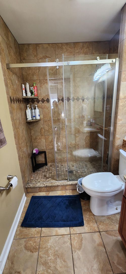 Building Photo - Large 2 Bedroom Rambler with 2 Primary Sui...
