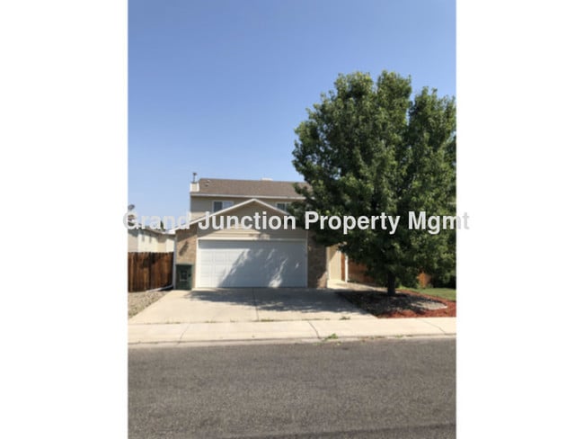 Primary Photo - CUTE 3 BED, 2 BATH HOUSE LARGE