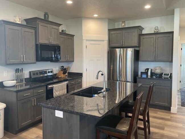 Building Photo - 1335 N 200 E