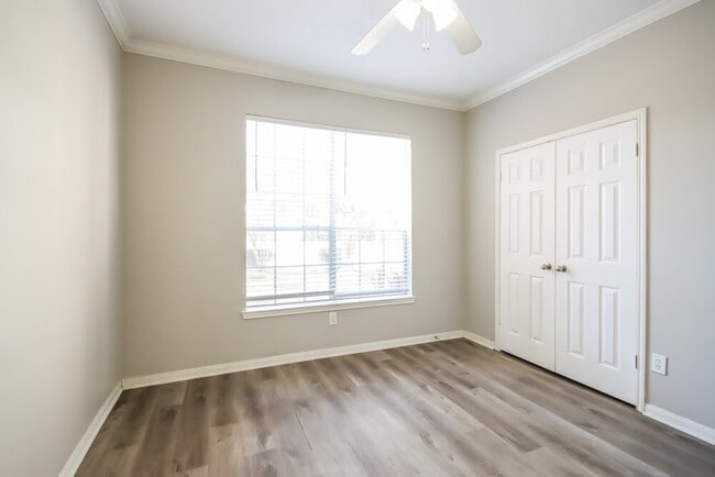 Building Photo - 16206 Hollow Rock Dr