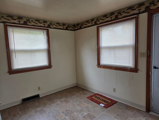 Building Photo - 518-520 Sloan Ave