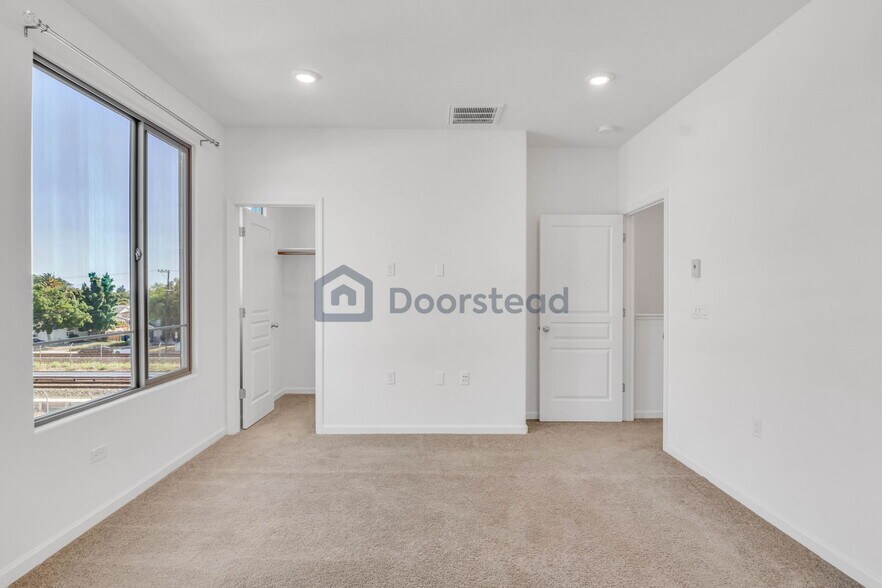 Building Photo - 25443 Parklane Dr