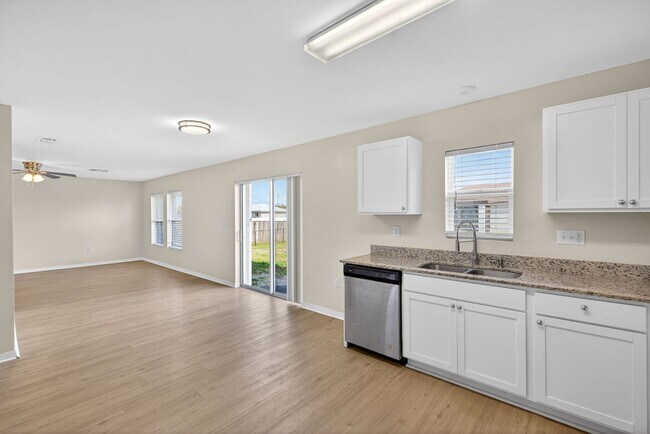 Building Photo - 4 Bedroom Home 2 Story