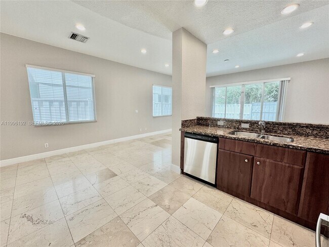 Building Photo - 504 SW 4th Ave