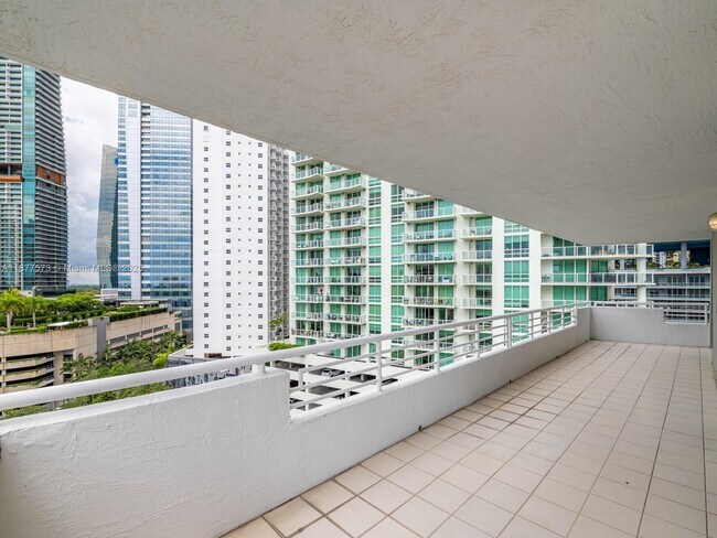 Building Photo - 1402 Brickell Bay Dr