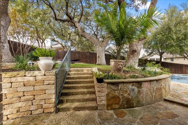 Building Photo - 4 Bedroom 3.5 Bath Heights At Stone Oak Subdivision
