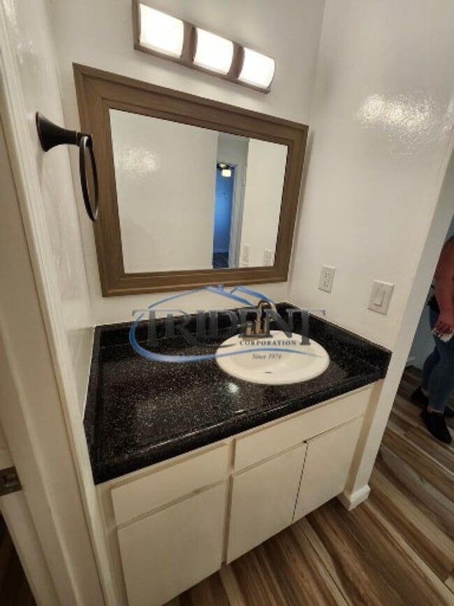 Building Photo - This is a cute 2 bedroom, 1 ½ bath townhouse.