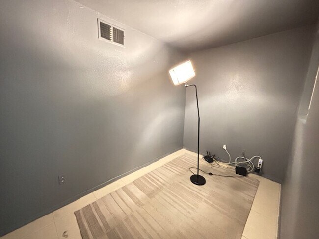 Building Photo - Move-In Ready 3 Bedroom Home with Bonus Ro...