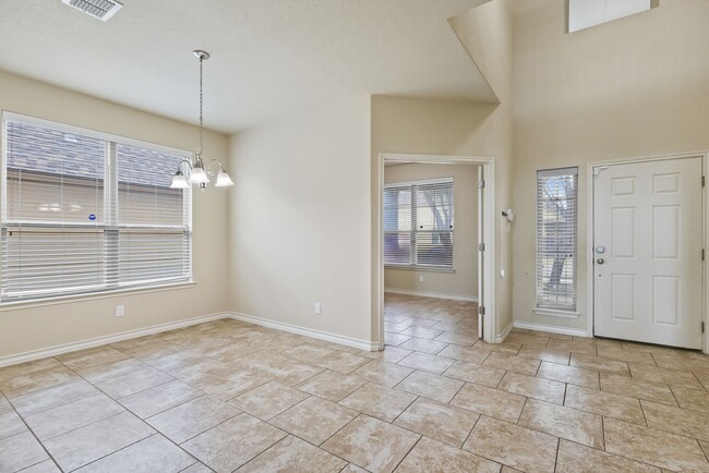 Building Photo - 5 Bedroom/3.5 Bath Saddle Creek Subdivision