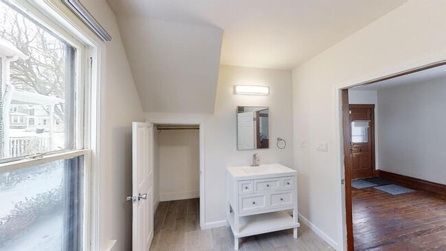 Building Photo - 605 W Washington St