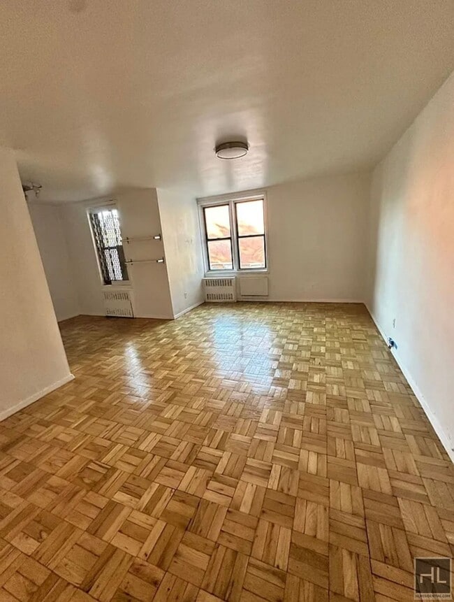 Building Photo - 25-34-34 Crescent St