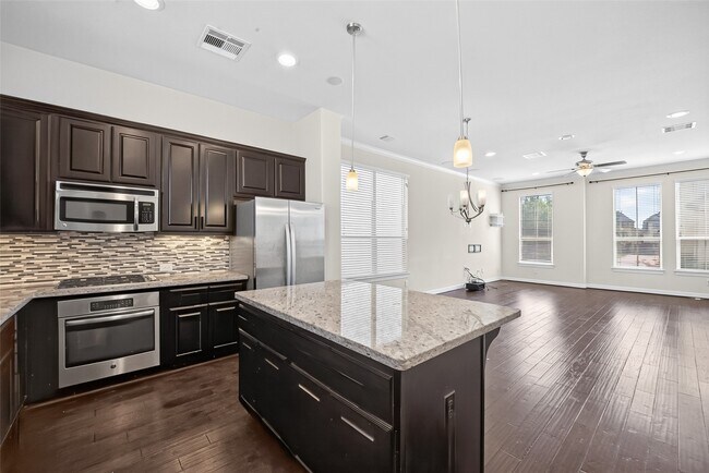 Building Photo - 2707 Shadybrook Meadow Dr