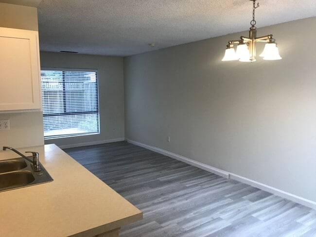 Building Photo - Charming and Conveniently Located Townhome...
