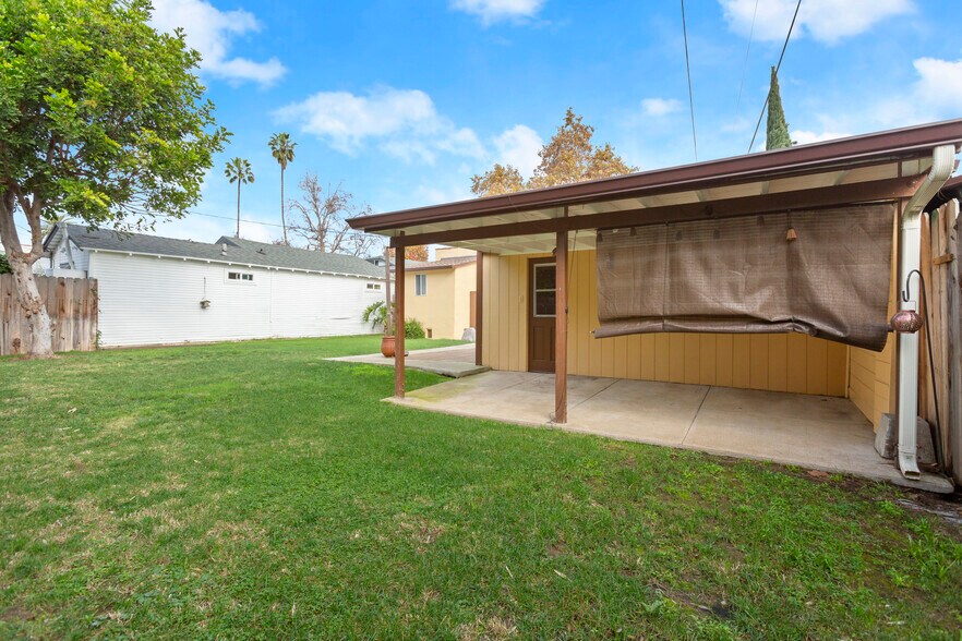 Building Photo - 827 N Laurel Ave