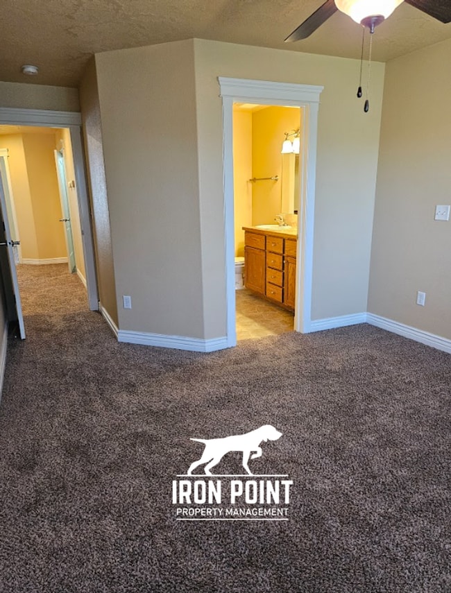 Building Photo - 3/2.5 in Boise-2 Car Garage, Fireplace, Vaulted Ceilings, Landscaping Included.