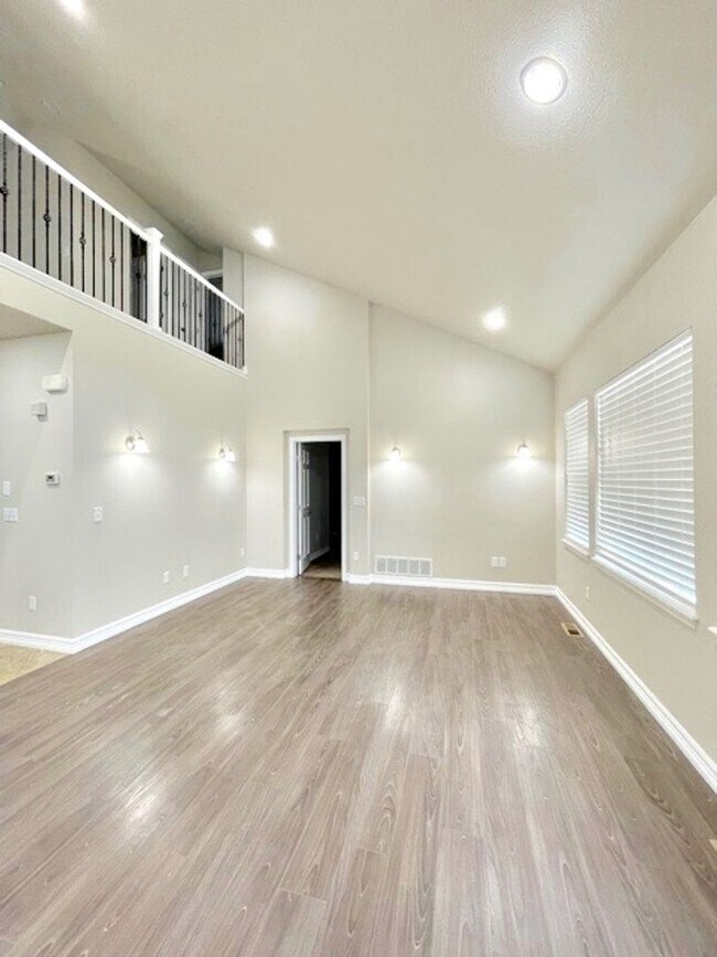 Building Photo - Stunning 4 Bed/4 Bath Home in Banning Lewis Ranch