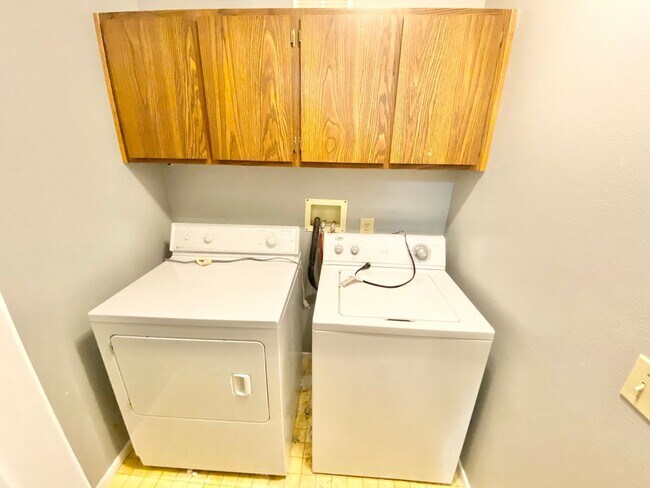 Building Photo - WESTSIDE CONDO!
