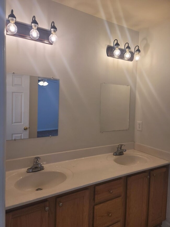 Building Photo - 4 Bedroom 3 Full Bath Ranch Home located M...