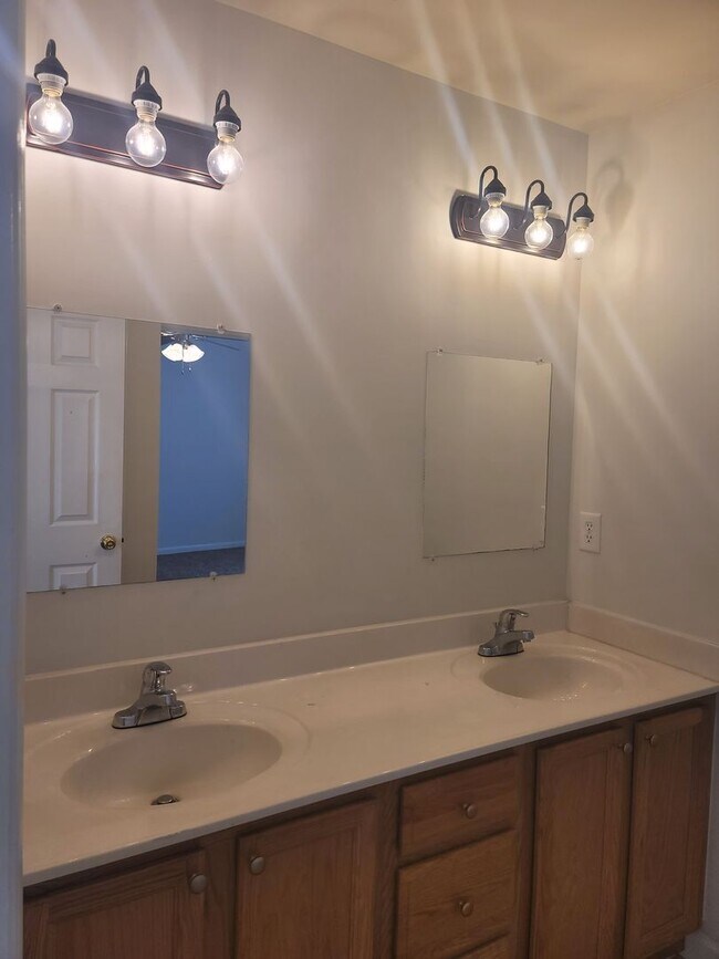 Building Photo - 4 Bedroom 3 Full Bath Ranch Home located Minutes from CAMPBELL UNIVERSITY!