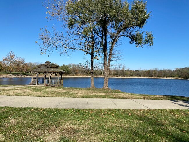 Building Photo - 1003 Maple Ave