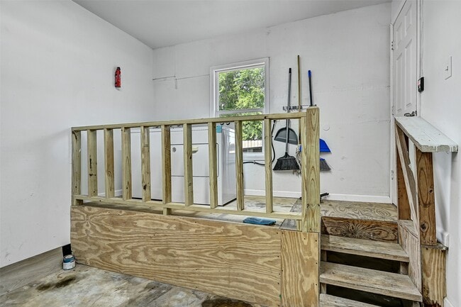 Building Photo - 2328 Wimcrest St