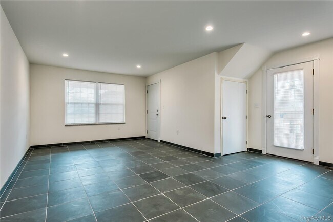 Building Photo - 36 Carney St