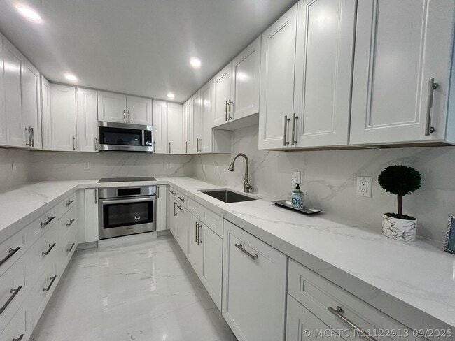 Building Photo - 405 S Ocean Blvd