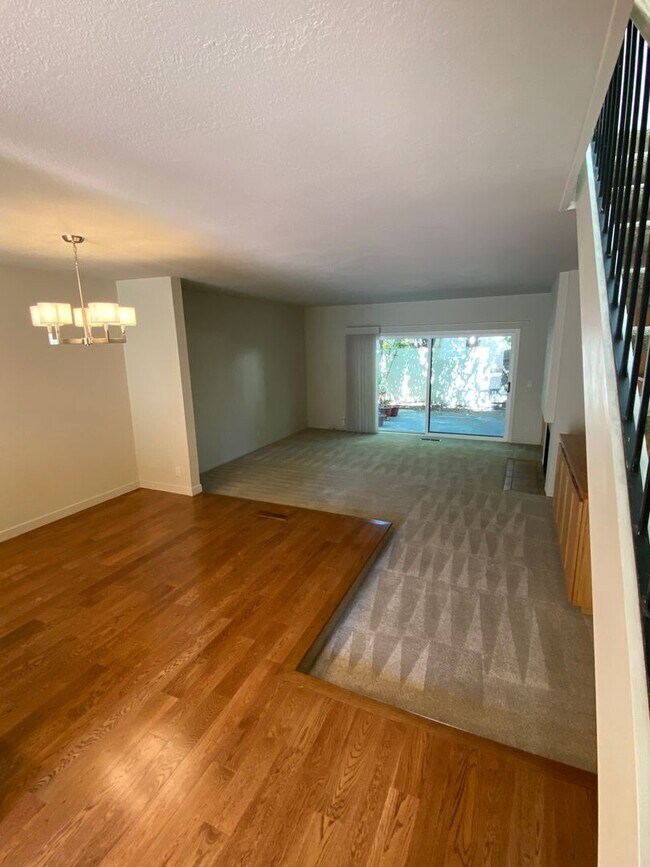 Building Photo - $4900-  Mountain View Townhouse-2 bedroom 2.5 bath.