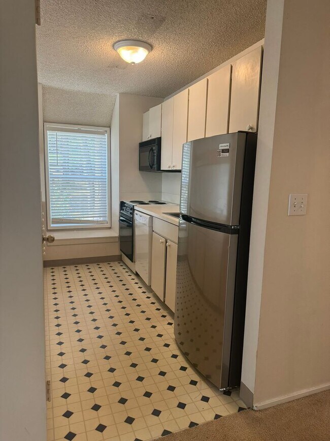 Building Photo - Refreshed Rental Rate One-Bedroom Condo Lo...