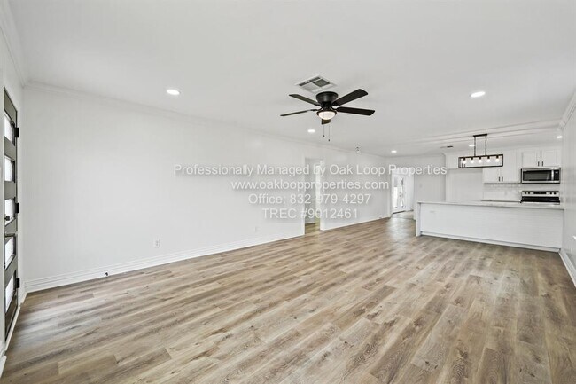 Building Photo - 1404 Des Jardines St