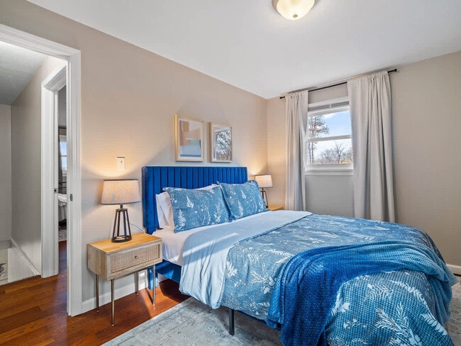 Building Photo - 4861 Pineview Dr