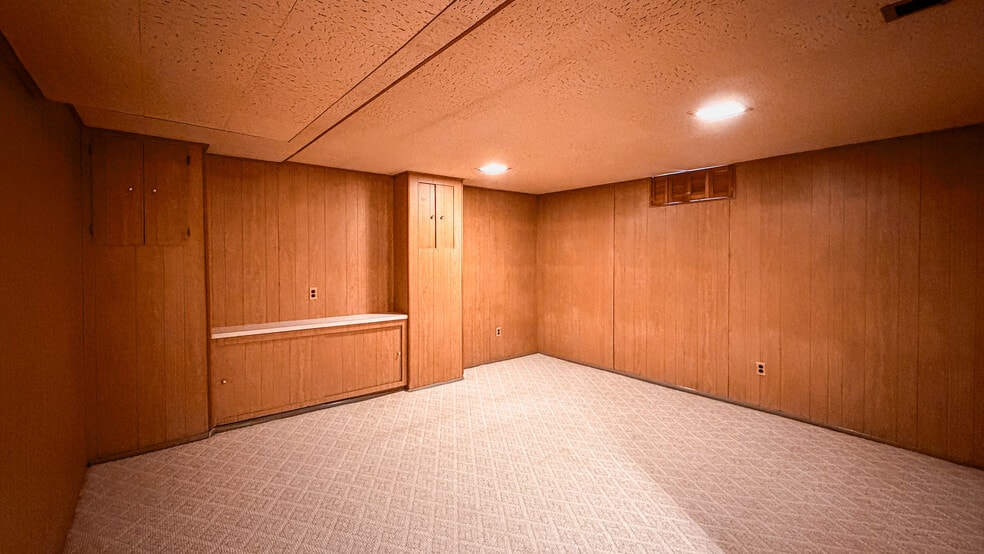 Building Photo - 5819 Jamieson Ave