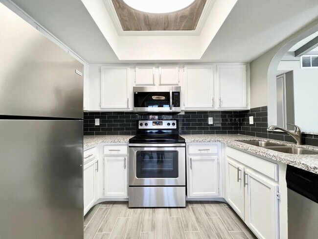 Building Photo - REMODELED 2BD/2BA NEAR JONES/SAHARA W/ COM...
