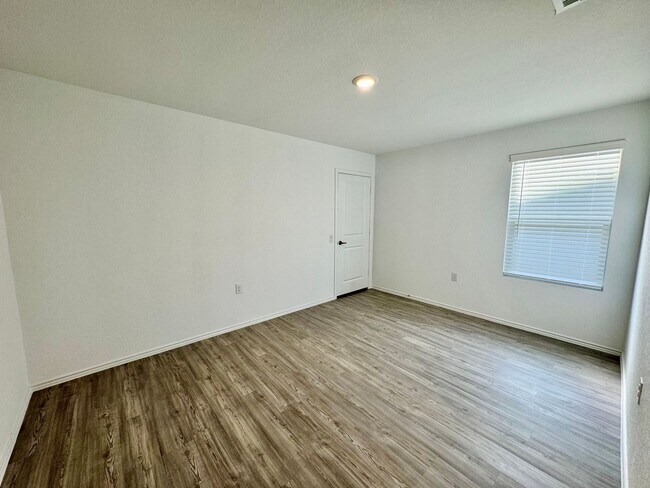 Building Photo - **APPLICATION RECEIVED** *MOVE IN SPECIAL* Charming 3/2 Home with Garage, Fenced Backyard & Commu...