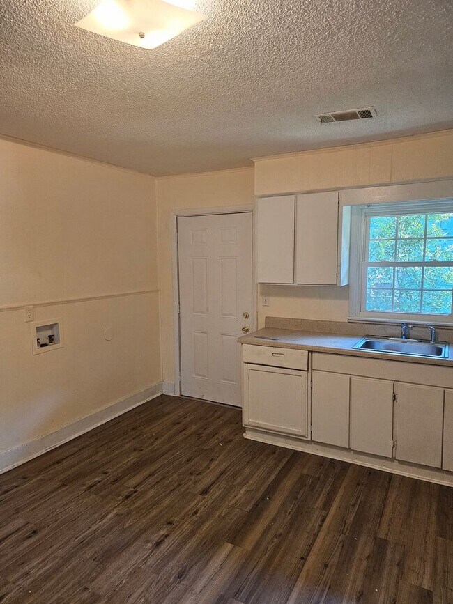 Building Photo - 2430 Oak Ridge St