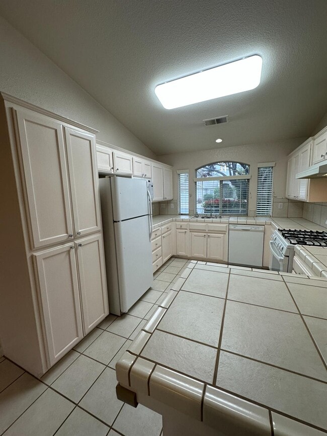 Building Photo - 2260 E Niles Ave