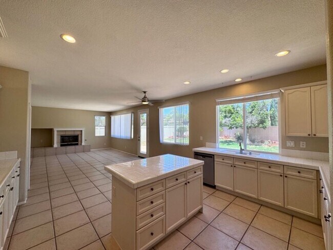 Building Photo - Murrieta Home with 6 Bedrooms plus a Bonus...