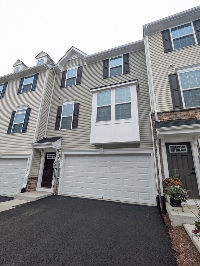 Building Photo - New Build (never lived in) townhouse avail...