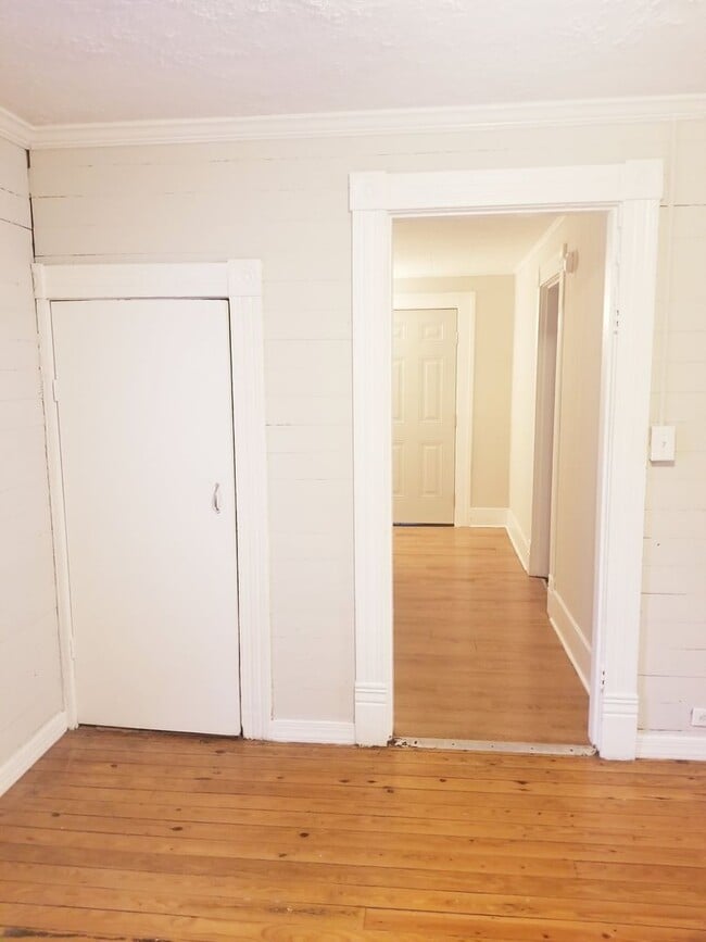 Building Photo - Three Bedroom House off of Campbell Avenue!