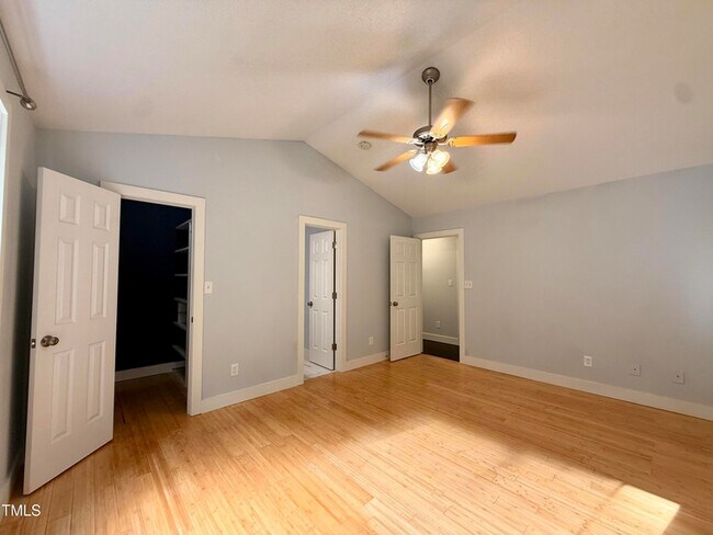 Building Photo - 1000 Meadowgreen Dr