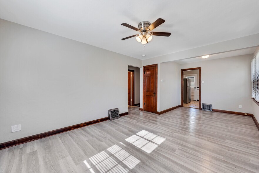 Building Photo - 7120 Roslyn Dr