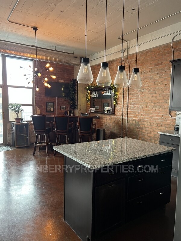 Building Photo - 745 Washington St