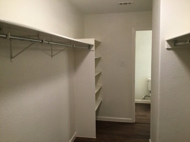 Building Photo - 112 Retama